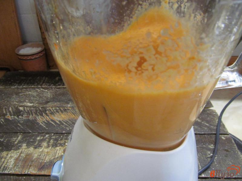 Фото приготовление рецепта: Морковный смузи с мандарином и семечками шаг №4