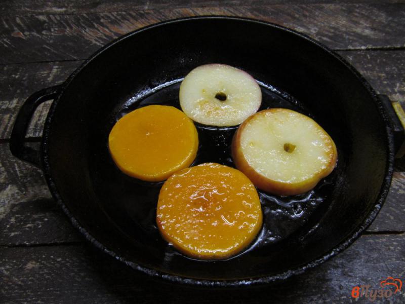 Фото приготовление рецепта: Творог с ананасом и жареными яблоком и тыквой шаг №3