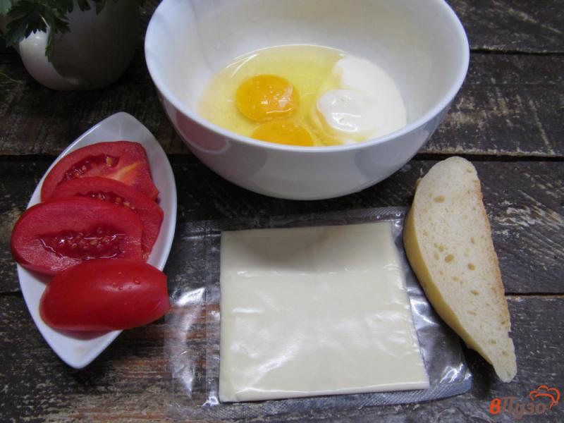 Фото приготовление рецепта: Яичные блины с начинкой из сыра и хлеба шаг №1