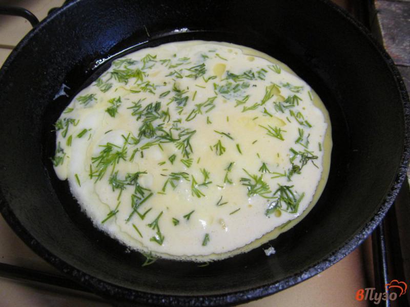 Фото приготовление рецепта: Яичные блины с начинкой из сыра и хлеба шаг №2