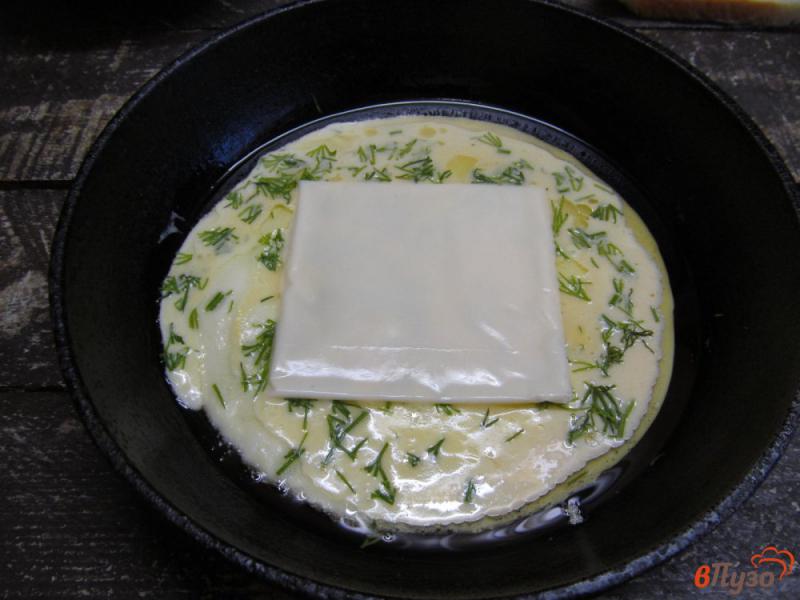 Фото приготовление рецепта: Яичные блины с начинкой из сыра и хлеба шаг №3