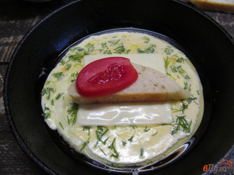 Фото приготовление рецепта: Яичные блины с начинкой из сыра и хлеба шаг №4