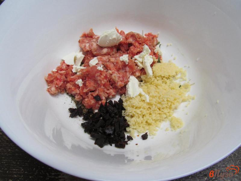 Фото приготовление рецепта: Котлеты из мясного фарша с черносливом и сыром фета шаг №3