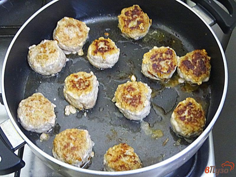 Фото приготовление рецепта: Фрикадельки с баклажанами в соусе шаг №7