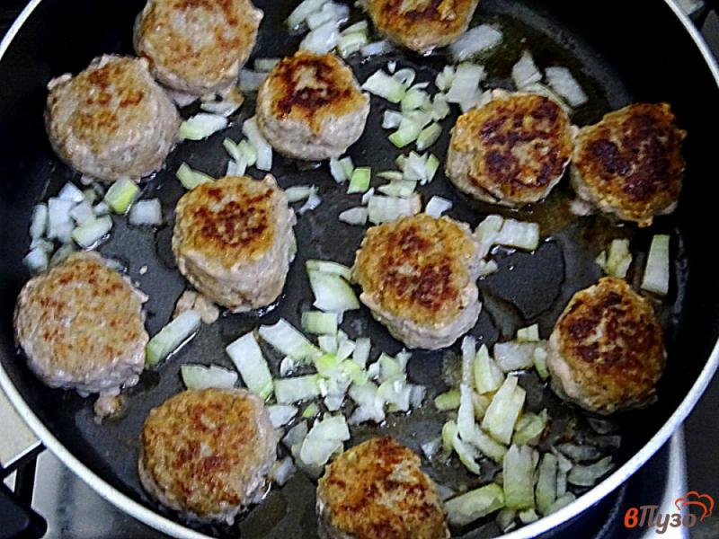 Фото приготовление рецепта: Фрикадельки с баклажанами в соусе шаг №8