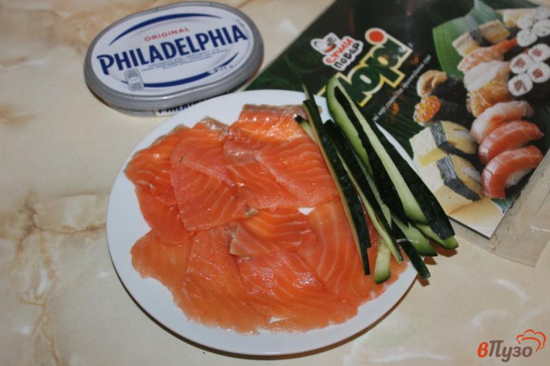 Фото приготовление рецепта: Классическая филадельфия с соленым лососем шаг №2