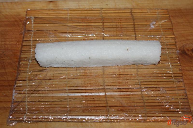 Фото приготовление рецепта: Классическая филадельфия с соленым лососем шаг №6
