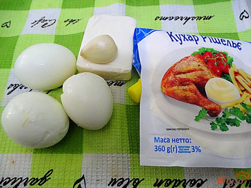 Фото приготовление рецепта: Закусочный салат с сыром и яйцами шаг №1