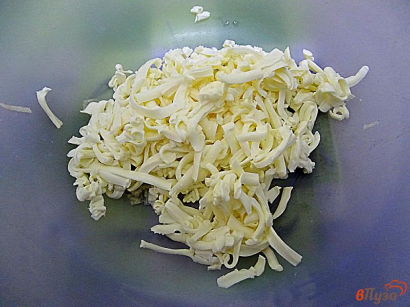 Фото приготовление рецепта: Закусочный салат с сыром и яйцами шаг №3