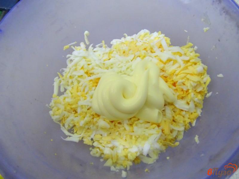 Фото приготовление рецепта: Закусочный салат с сыром и яйцами шаг №4