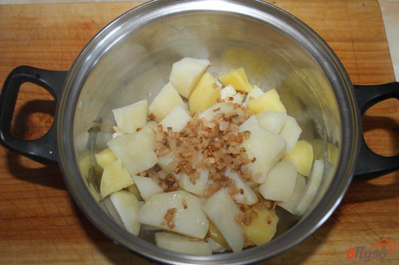 Фото приготовление рецепта: Картофельное пюре с жареным салом и чесноком шаг №3
