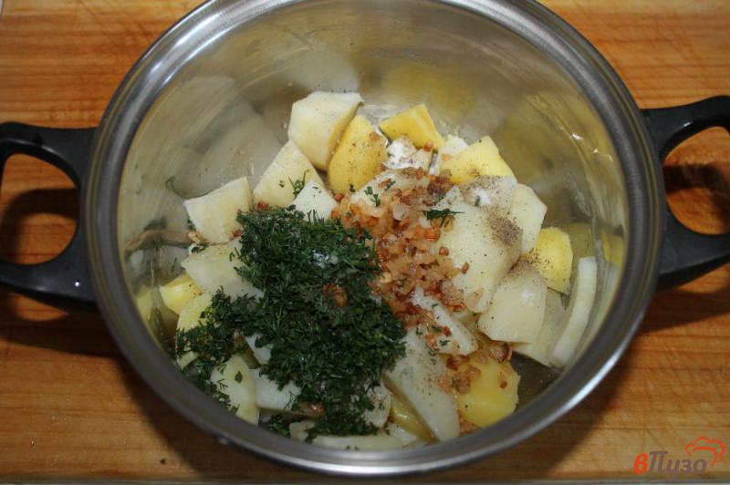 Фото приготовление рецепта: Картофельное пюре с жареным салом и чесноком шаг №4