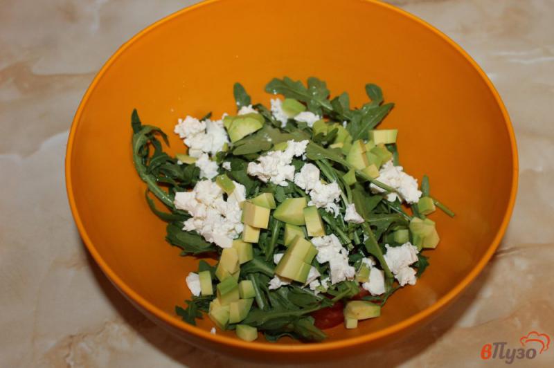 Фото приготовление рецепта: Салат из авокадо с фетой и бри шаг №4