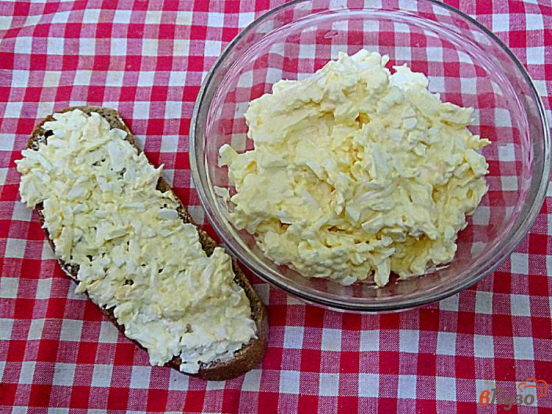 Фото приготовление рецепта: Закусочный салат с сыром и яйцами шаг №6