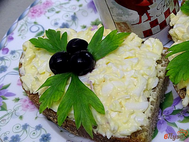 Фото приготовление рецепта: Закусочный салат с сыром и яйцами шаг №7