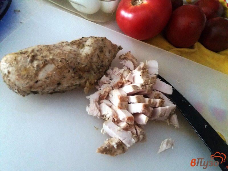 Фото приготовление рецепта: Слоеный салат из запеченного куриного филе шаг №2