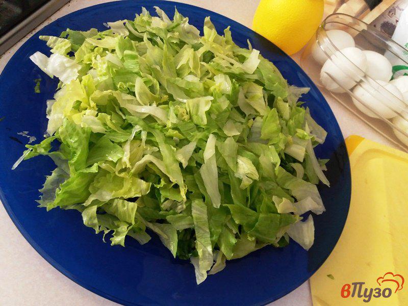Фото приготовление рецепта: Слоеный салат из запеченного куриного филе шаг №3