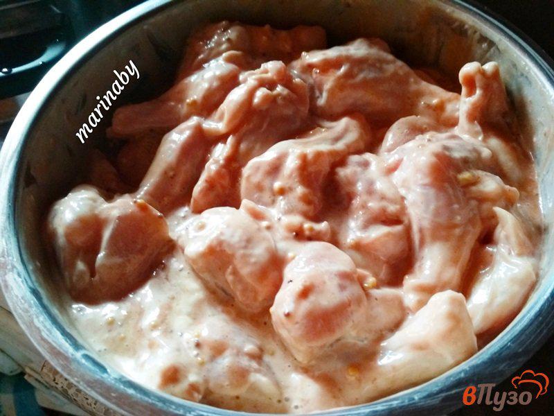 Фото приготовление рецепта: Куриные плечи гриль, маринованные в горчице и апельсине шаг №4