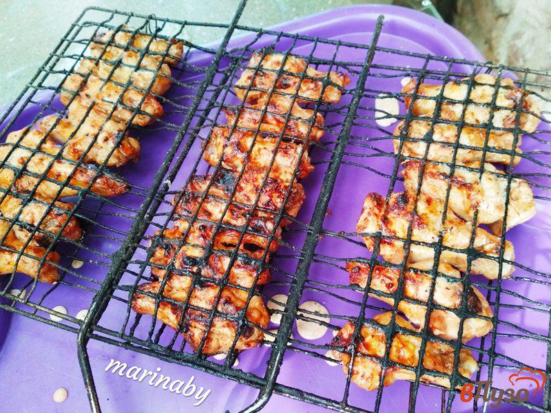 Фото приготовление рецепта: Куриные плечи гриль, маринованные в горчице и апельсине шаг №5