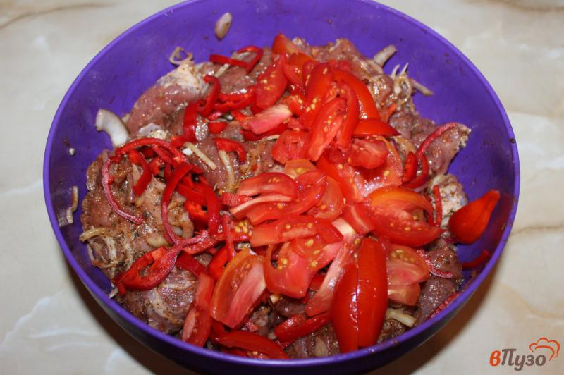 Фото приготовление рецепта: Свинина маринованная с перцем и помидорами шаг №5