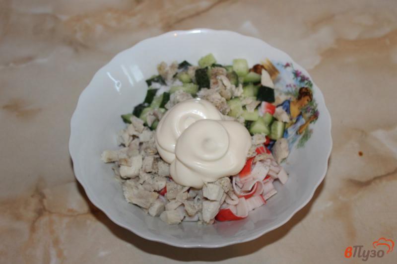 Фото приготовление рецепта: Салат из курицы и крабовых палочек шаг №5