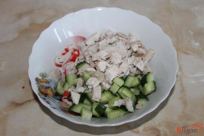 Фото приготовление рецепта: Салат из курицы и крабовых палочек шаг №4