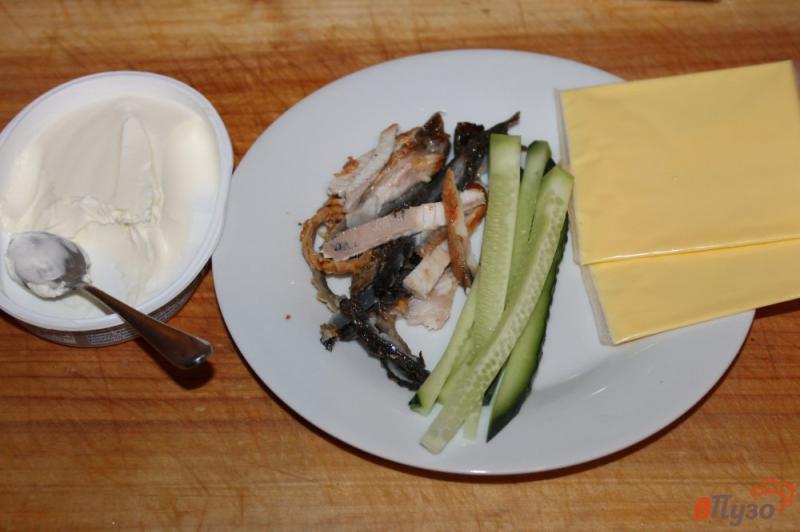 Фото приготовление рецепта: Сырный ролл с угрем и крем сыром шаг №3