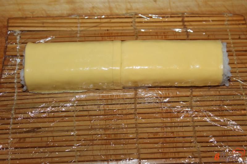 Фото приготовление рецепта: Сырный ролл с угрем и крем сыром шаг №8