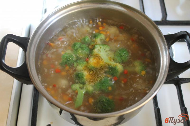 Фото приготовление рецепта: Суп с мясными шариками и брокколи шаг №6