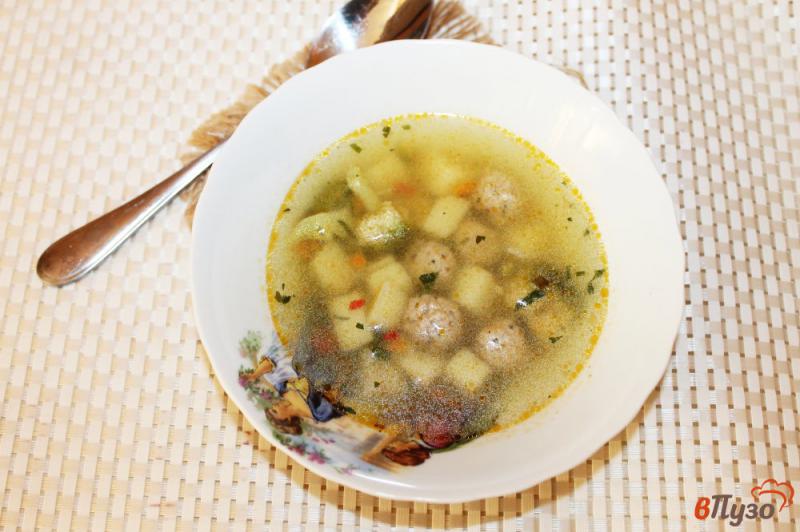 Фото приготовление рецепта: Суп с мясными шариками и брокколи шаг №8