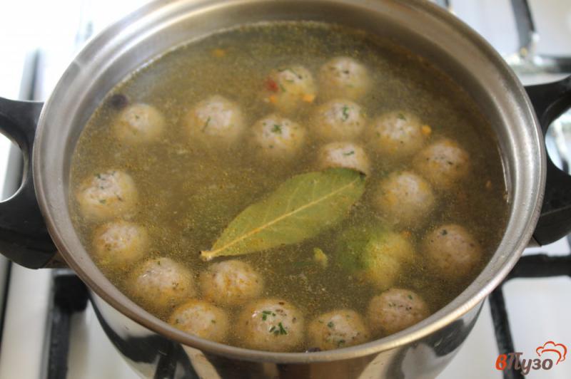 Фото приготовление рецепта: Суп с мясными шариками и брокколи шаг №7