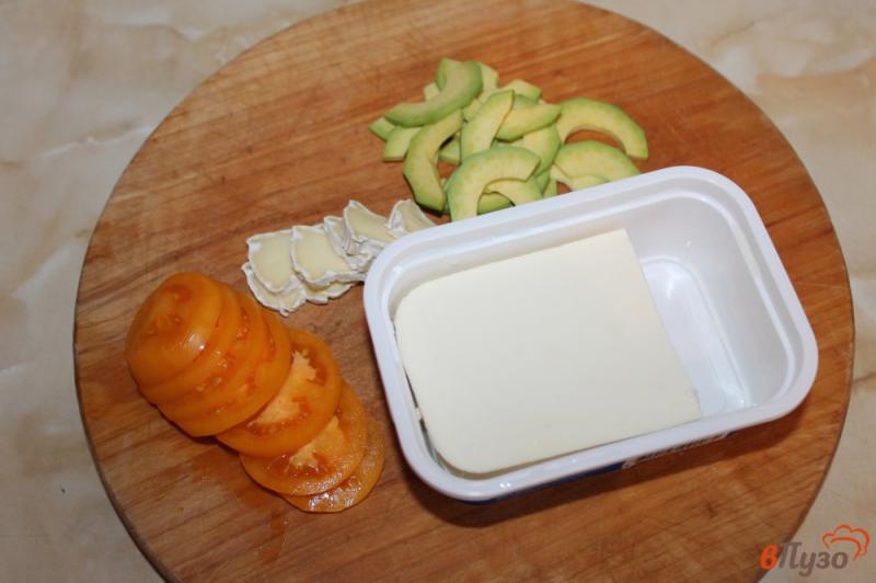Фото приготовление рецепта: Тосты с авокадо и сыром шаг №1