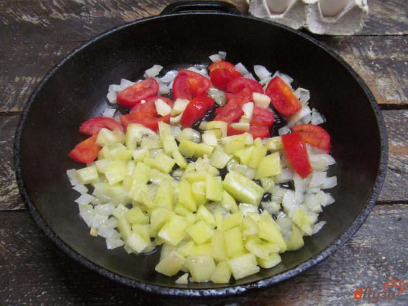 Фото приготовление рецепта: Жареный фарш с овощами и яйцом шаг №2