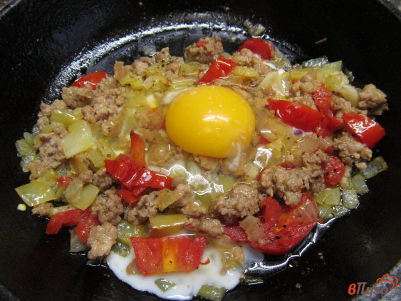 Фото приготовление рецепта: Жареный фарш с овощами и яйцом шаг №6