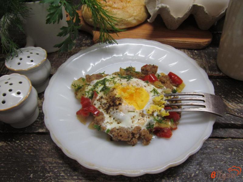 Фото приготовление рецепта: Жареный фарш с овощами и яйцом шаг №7