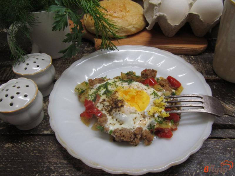 Фото приготовление рецепта: Жареный фарш с овощами и яйцом шаг №8