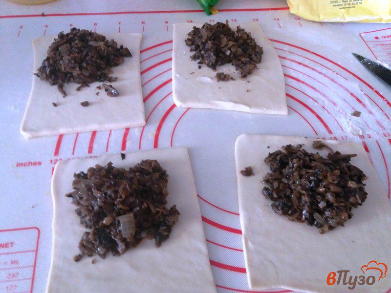 Фото приготовление рецепта: Пирожки с грибами из слоеного теста шаг №3