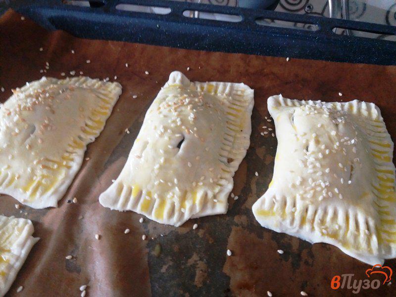 Фото приготовление рецепта: Пирожки с грибами из слоеного теста шаг №5