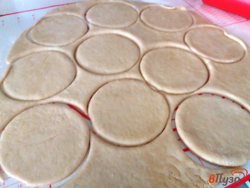 Фото приготовление рецепта: Пирожки из дрожжевого теста с грибами шаг №4