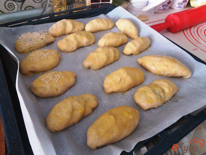 Фото приготовление рецепта: Пирожки из дрожжевого теста с грибами шаг №5