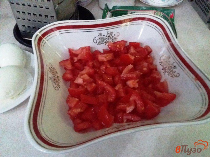 Фото приготовление рецепта: Слоеный салат из помидор шаг №1