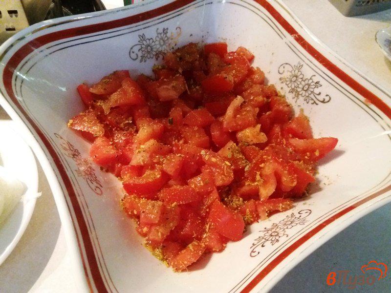 Фото приготовление рецепта: Слоеный салат из помидор шаг №2