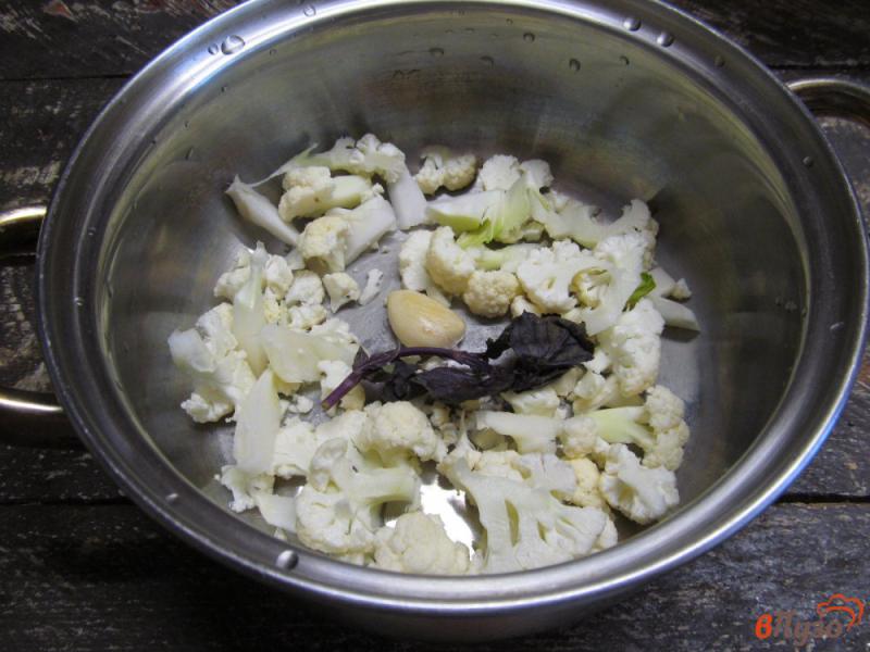 Фото приготовление рецепта: Томатный суп с цветной капустой и картофельными клецками шаг №2