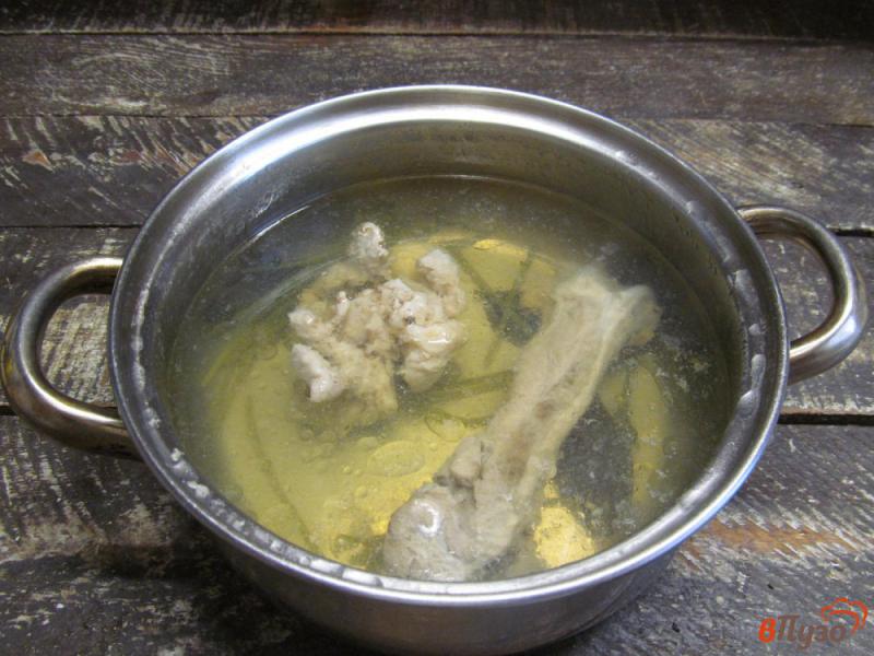 Фото приготовление рецепта: Томатный суп с цветной капустой и картофельными клецками шаг №1