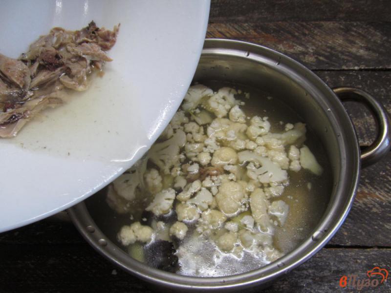 Фото приготовление рецепта: Томатный суп с цветной капустой и картофельными клецками шаг №3