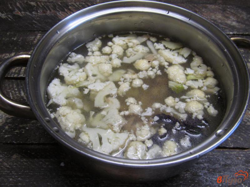 Фото приготовление рецепта: Томатный суп с цветной капустой и картофельными клецками шаг №4