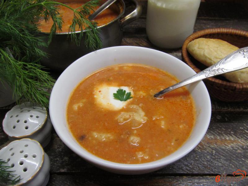 Фото приготовление рецепта: Томатный суп с цветной капустой и картофельными клецками шаг №11
