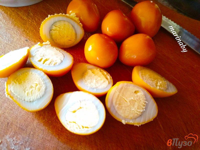 Фото приготовление рецепта: Салат овощной с копчеными яйцами шаг №6
