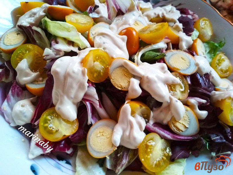Фото приготовление рецепта: Салат овощной с копчеными яйцами шаг №7