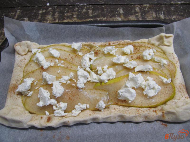 Фото приготовление рецепта: Грушевый пирог с сыром фета и медом шаг №3